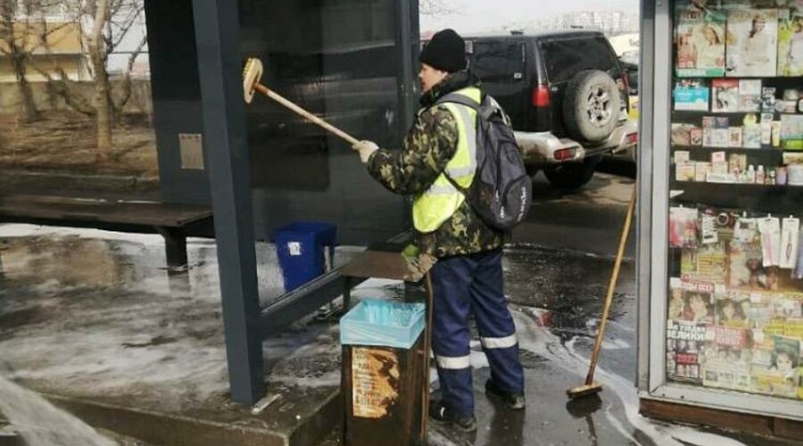 Остановки становятся чище во Владивостоке