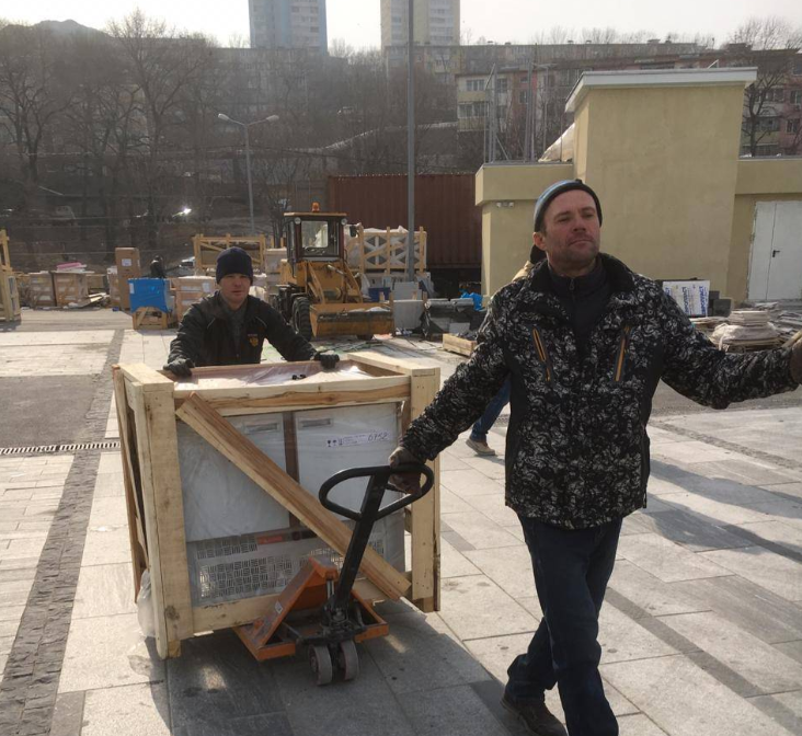 Русские грузчики, с паспортами, опрятные. Сборка мебели. нал/безнал/ндс во Владивостоке